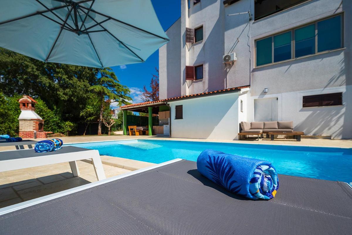 Big Swimming Pool Apartment Monvidal Pula Exteriör bild