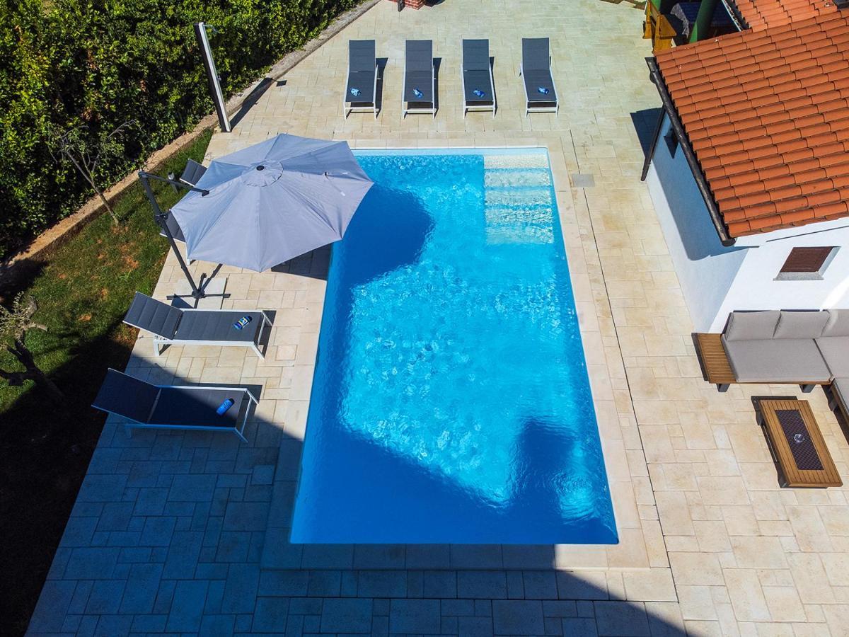 Big Swimming Pool Apartment Monvidal Pula Exteriör bild