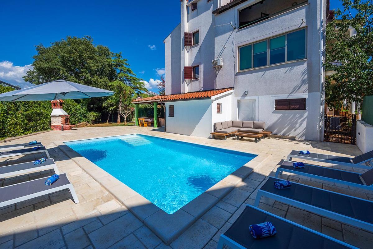 Big Swimming Pool Apartment Monvidal Pula Exteriör bild