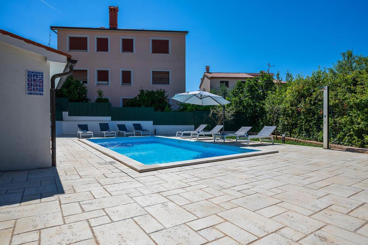 Big Swimming Pool Apartment Monvidal Pula Exteriör bild