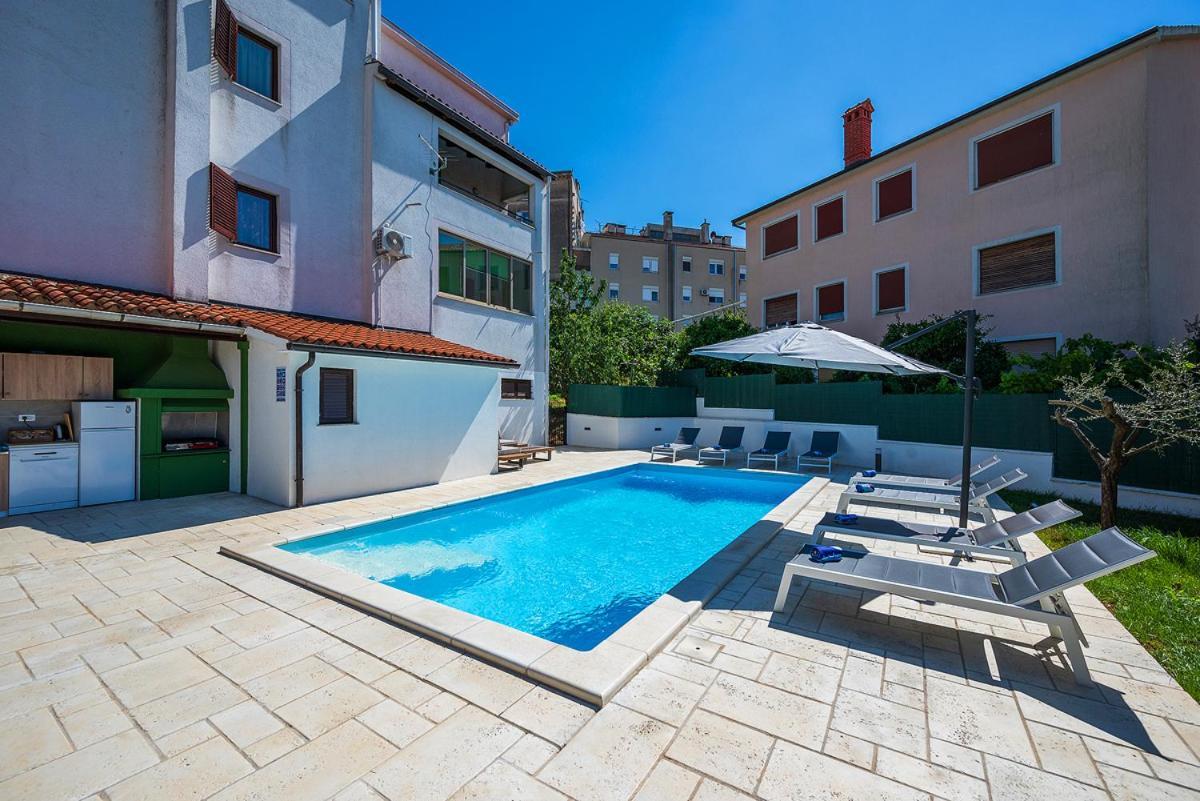 Big Swimming Pool Apartment Monvidal Pula Exteriör bild
