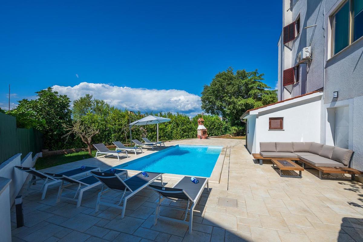 Big Swimming Pool Apartment Monvidal Pula Exteriör bild